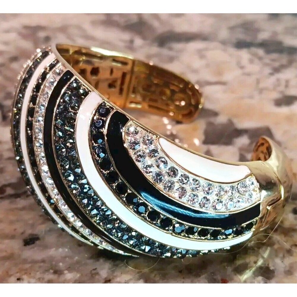 STUNNING, Akkad Black Green White Drop Dead Gorgeous SPARKLING Bangle Bracelet